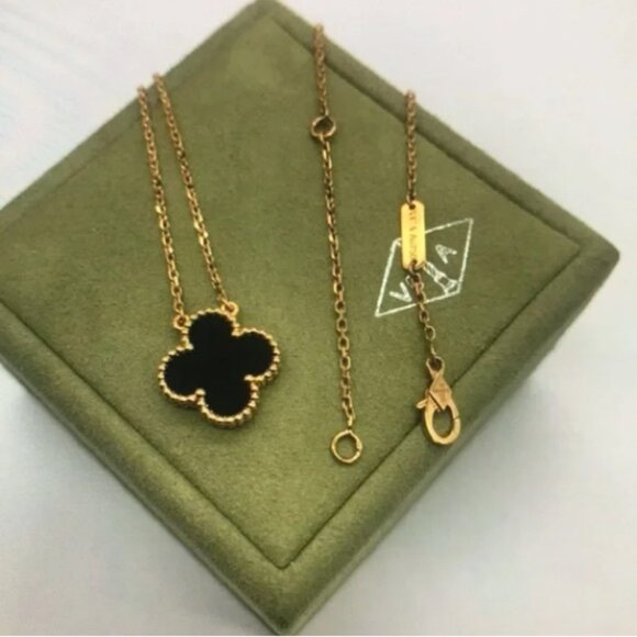 Van Cleef & Arpels Gold Necklace with Black Clover Pendant - Picture 3 of 4